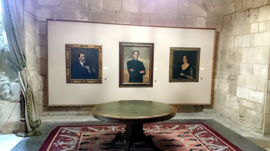 Sala con cuadros del pintor Marceliano Santa María Sedano