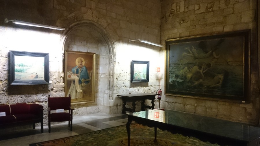 Sala con más cuadros del pintor burgalés Marceliano Santa María