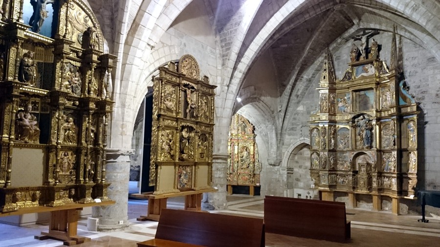 Sala con múltiples retablos